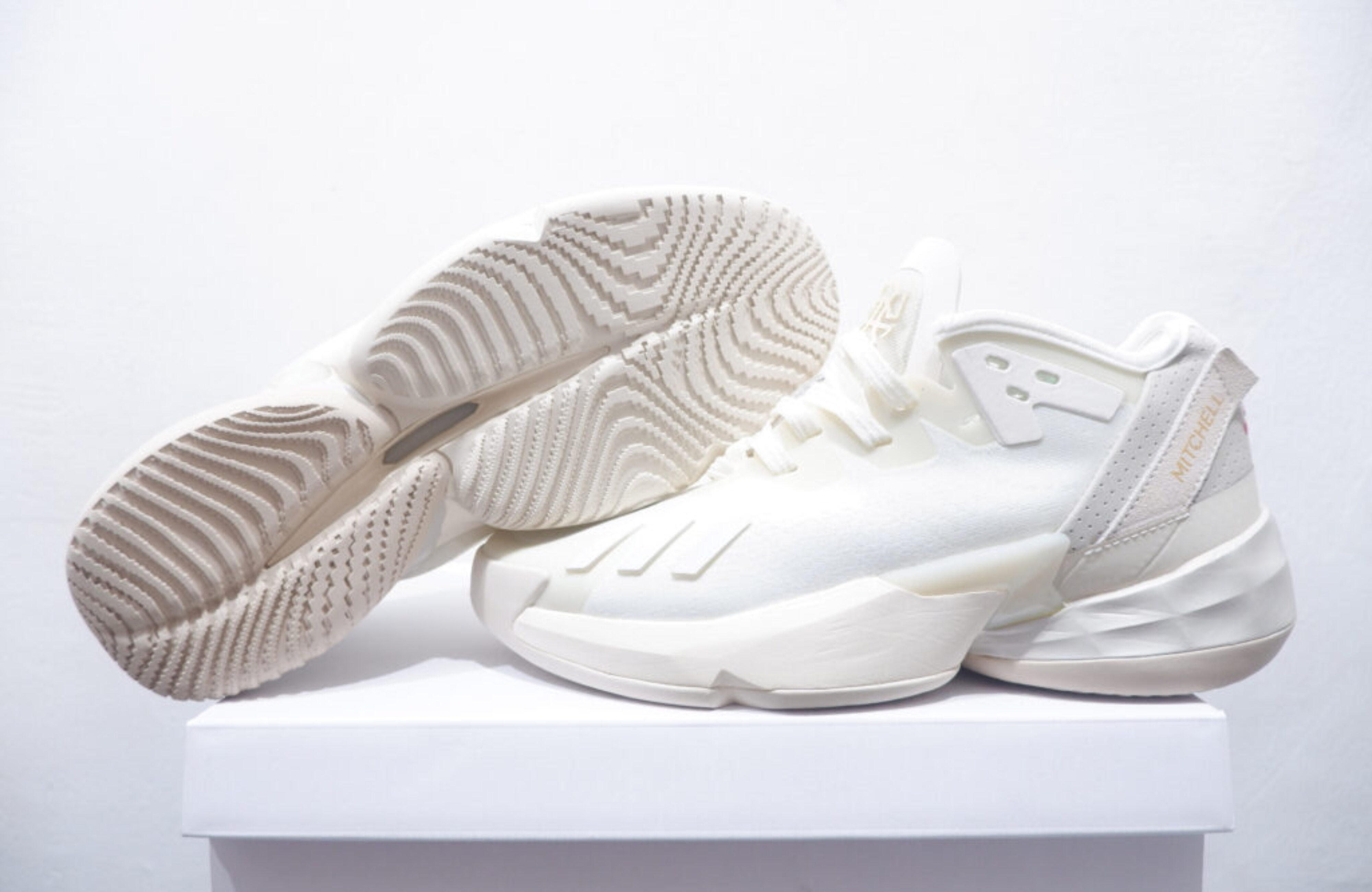 ADIDAS DON ISSUE 4 LOW ACHIEVE IT