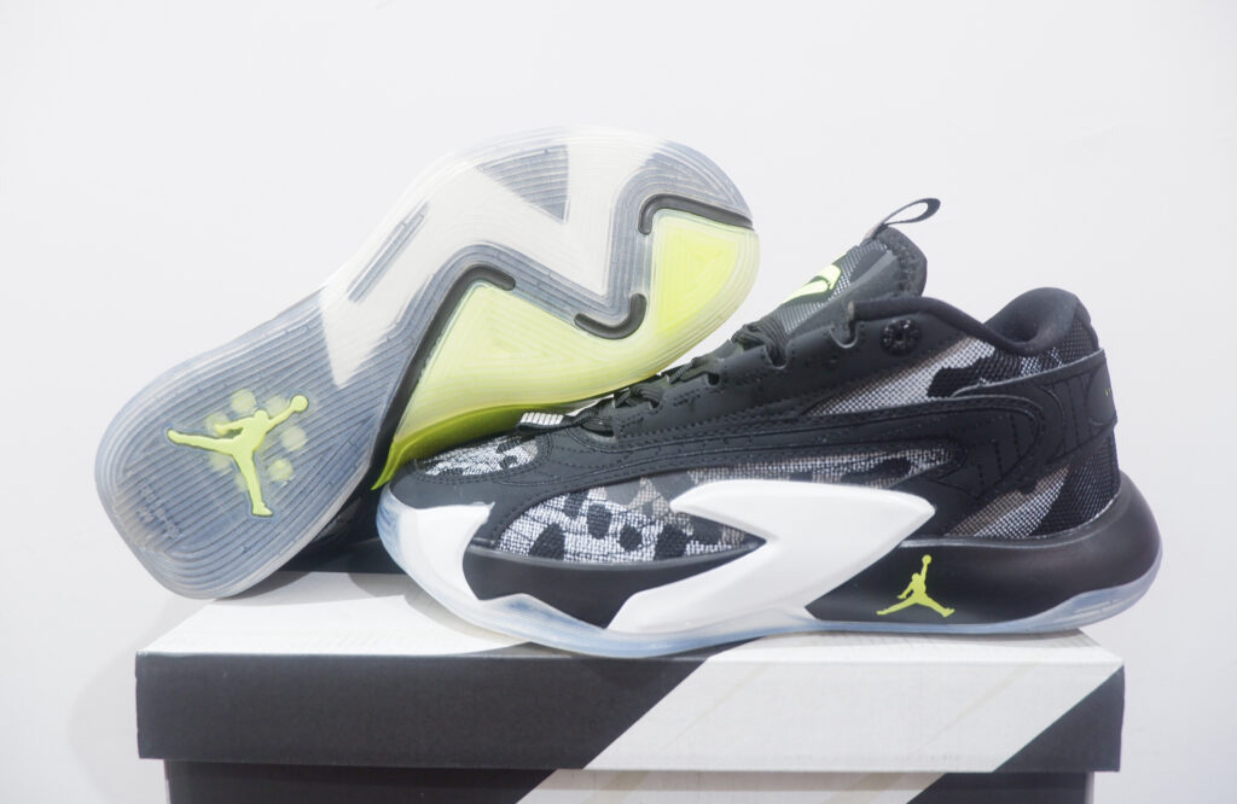 AIR JORDAN LUKA 2 LOW BLACK VOLT