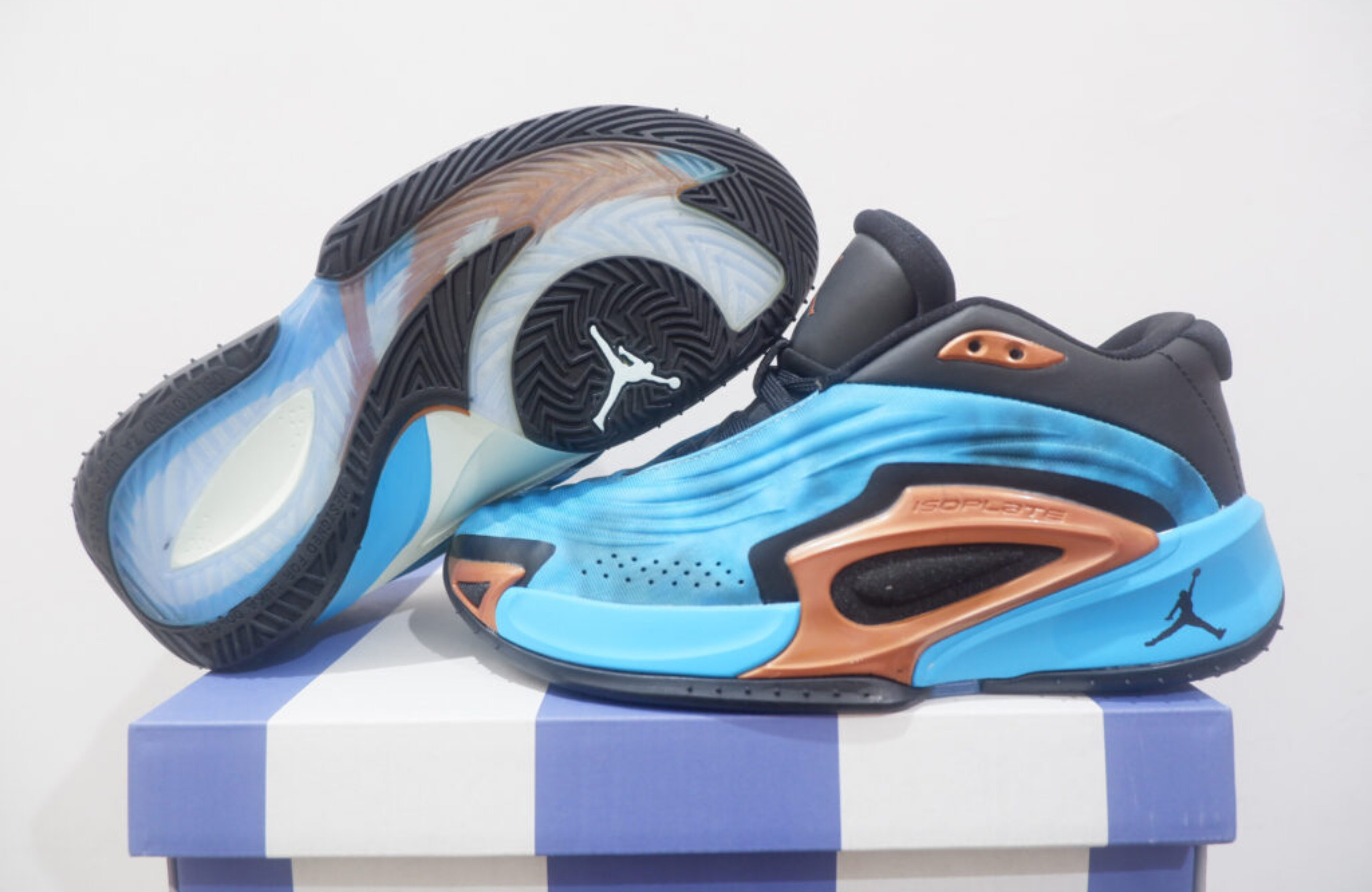 AIRJORDAN LUKA 3 LOW CORAL REEF SIZE 36-39