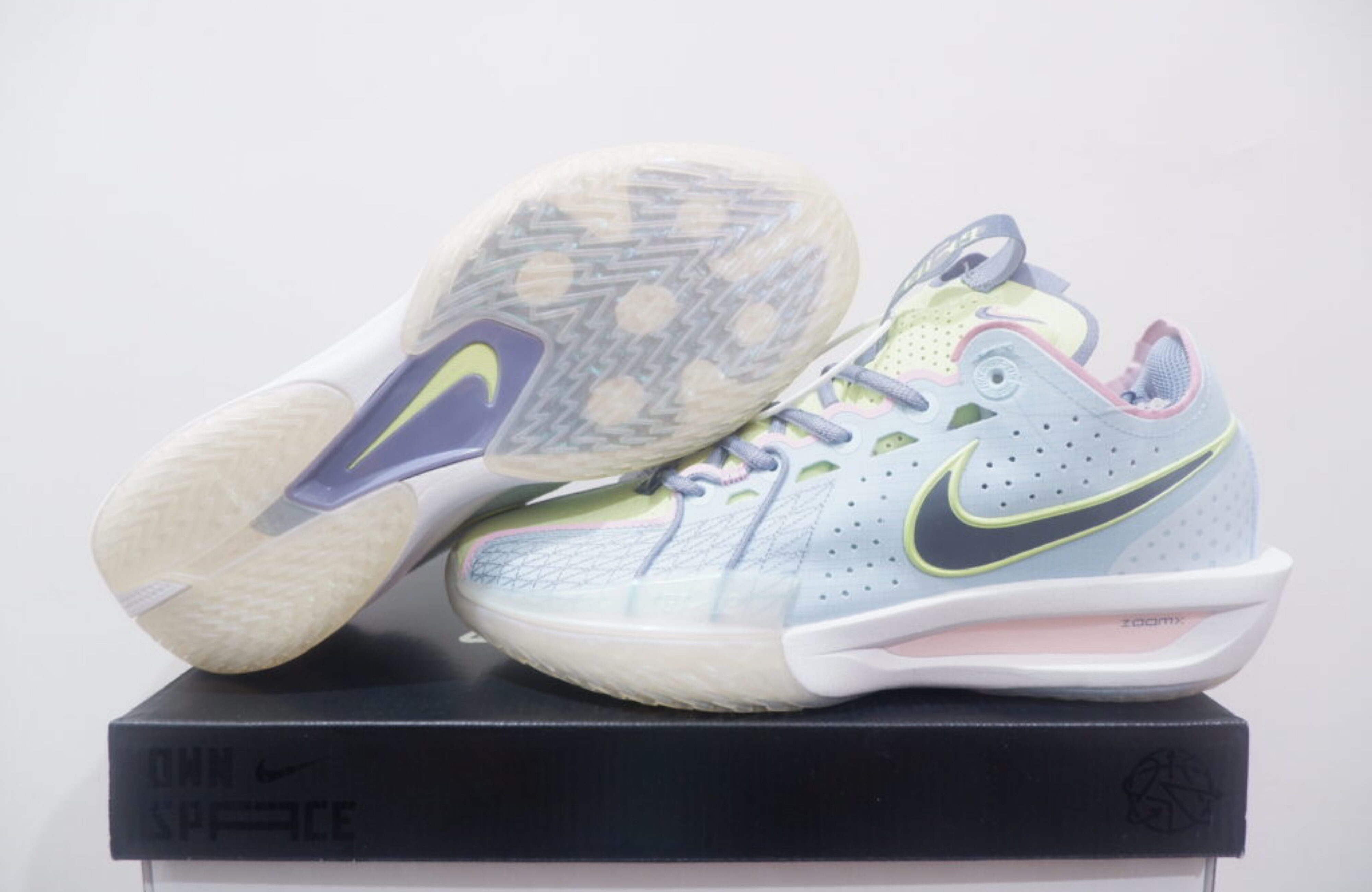 NIKE AIR ZOOM GT CUT 3 LOW EASTER