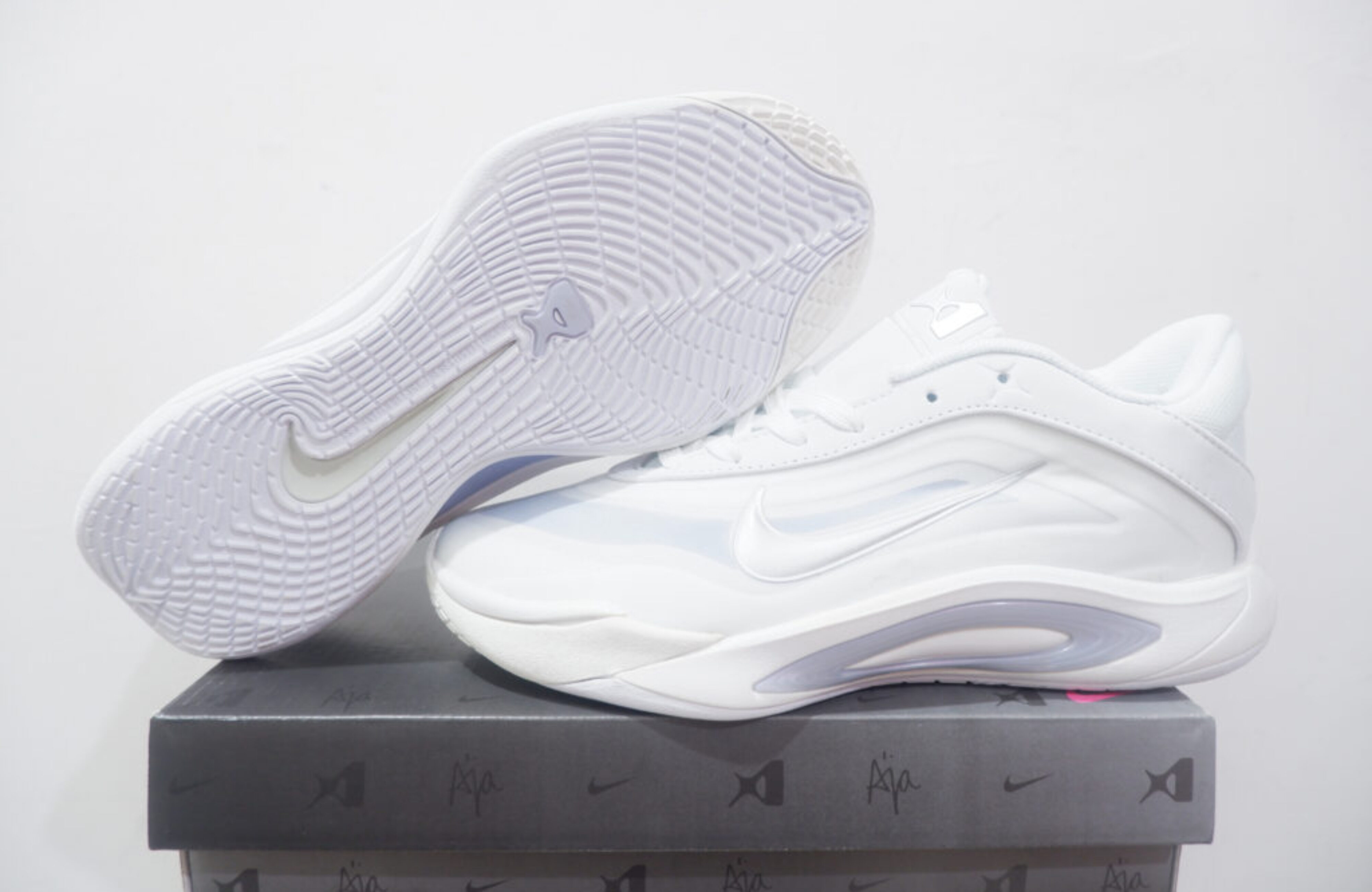 NIKE A'JA WILSON A 1 LOW WHITE METALLIC SIZE 36-39