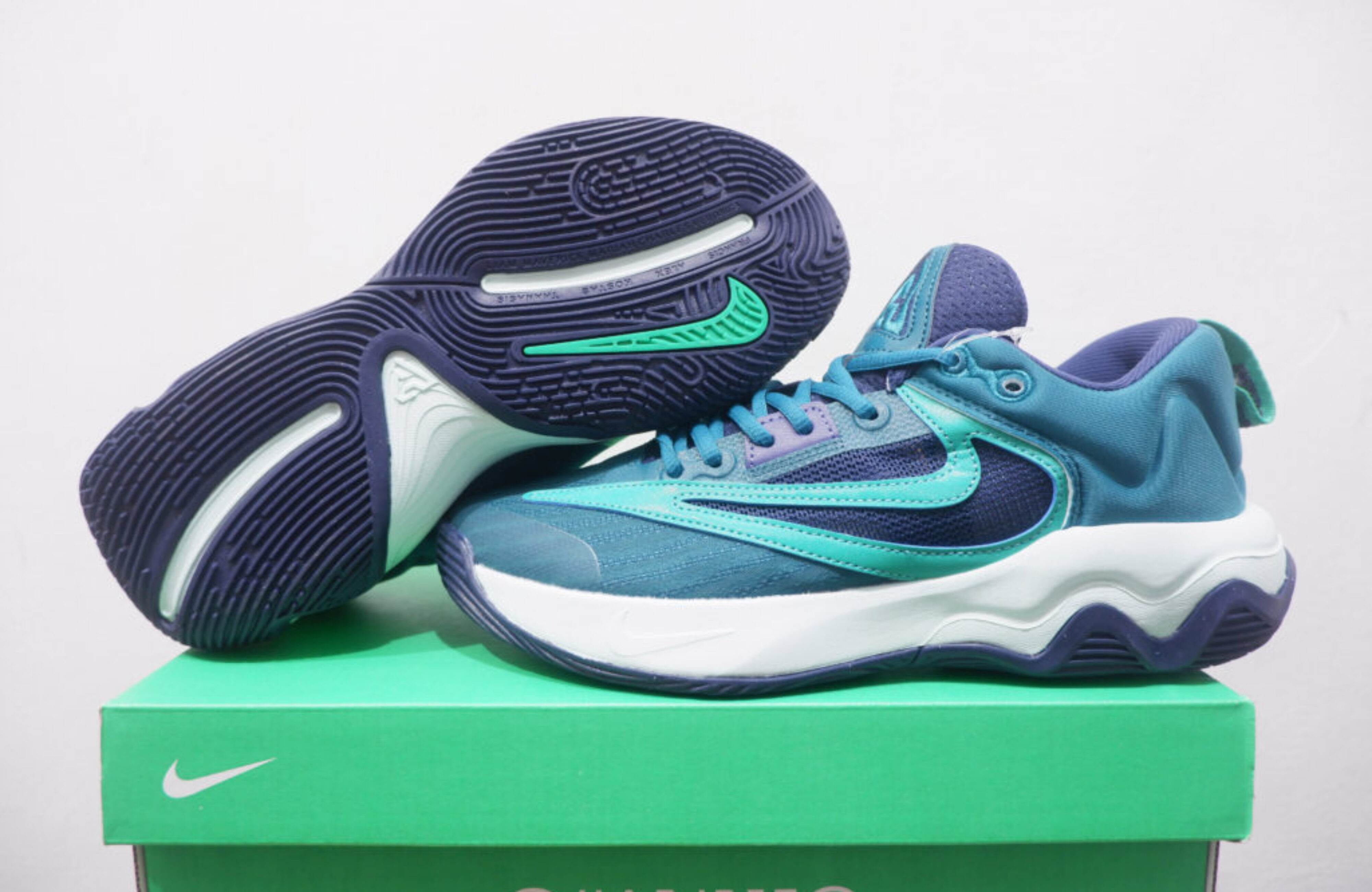 NIKE GIANNIS IMMORTALITY 3 LOW MILWAUKEE BUCKS SIZE 36-39