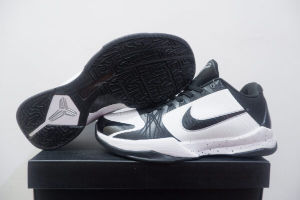 NIKE KOBE 5 PROTRO LOW PANDA