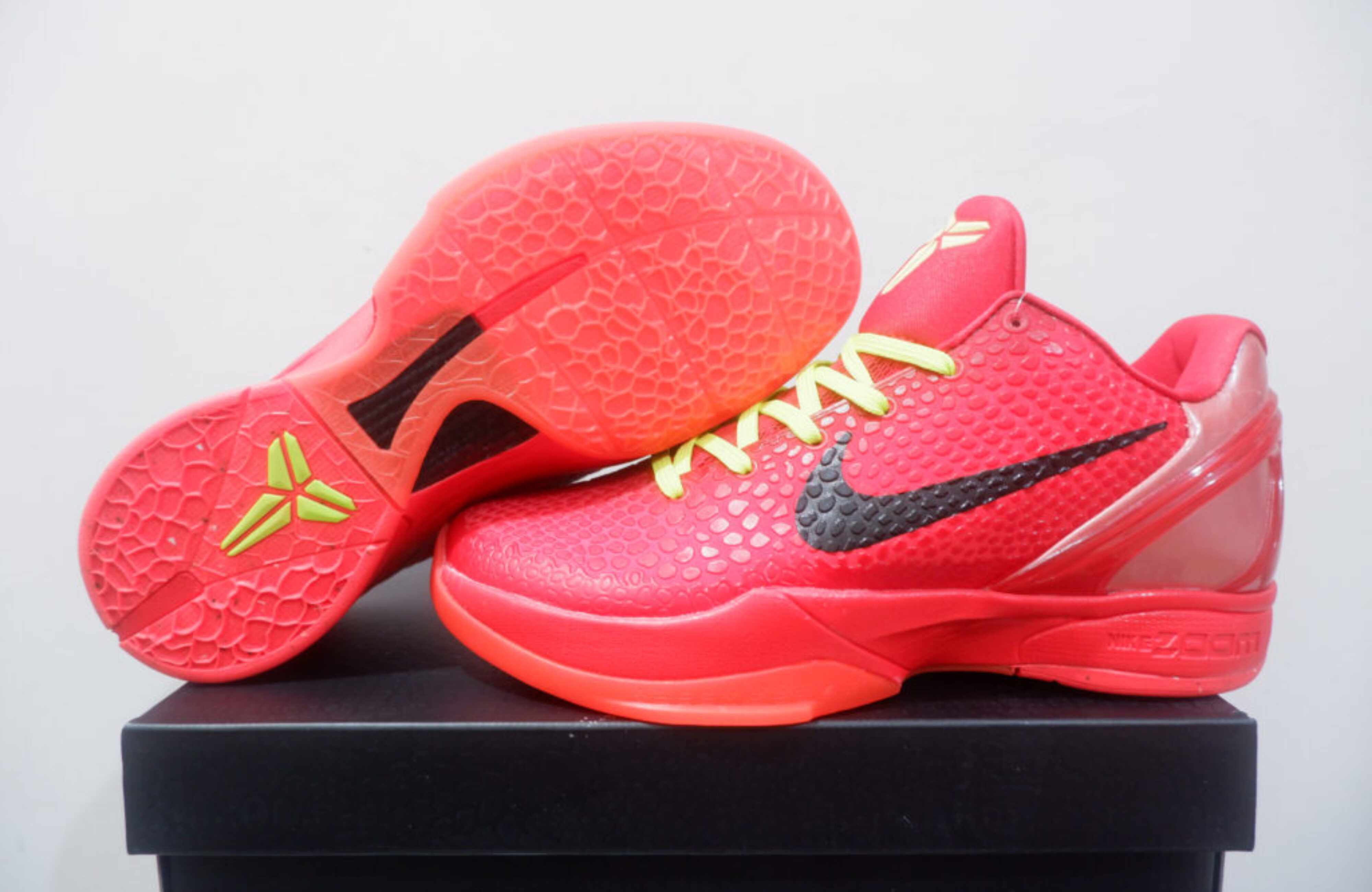 NIKE KOBE 6 PROTRO LOW REVERSE GRINCH 1