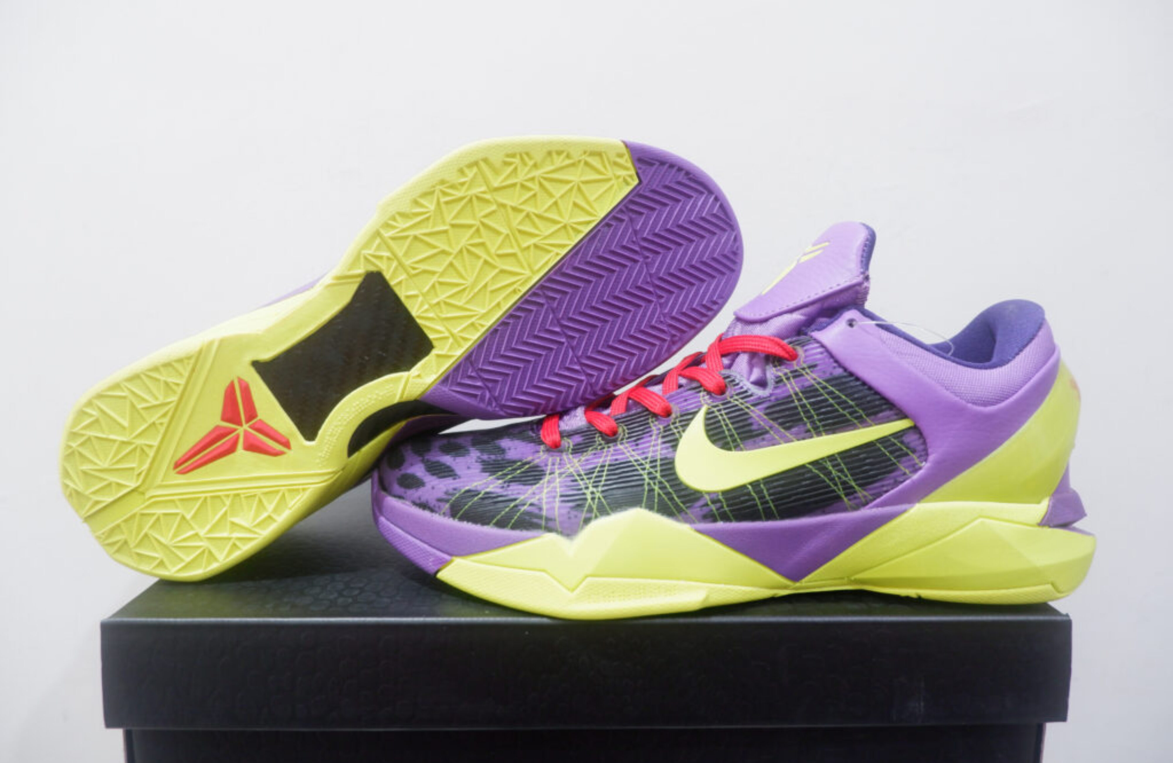 NIKE KOBE 7 PROTRO LOW CHRISTMAS