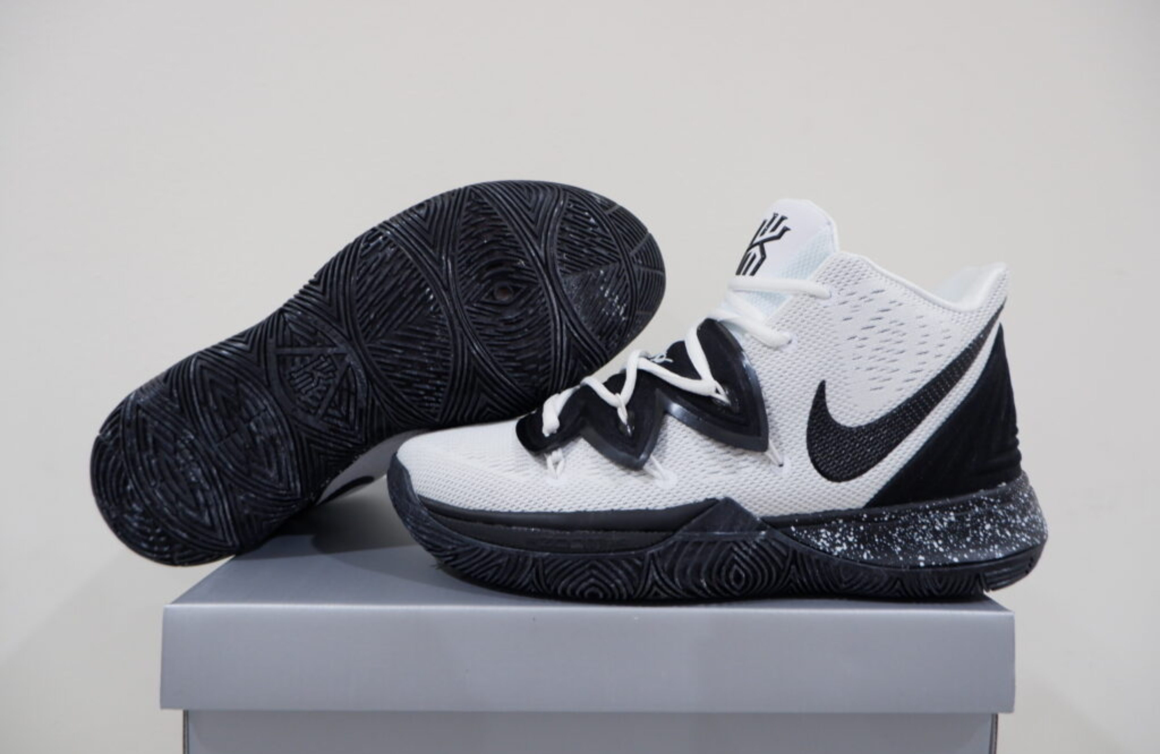 NIKE KYRIE 5 HIGH OREO SIZE 36-39