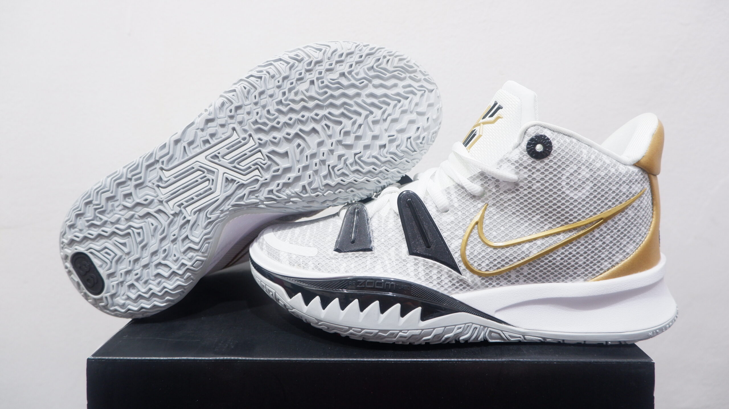 NIKE KYRIE 7 HIGH METALLIC GOLD SIZE 36-39