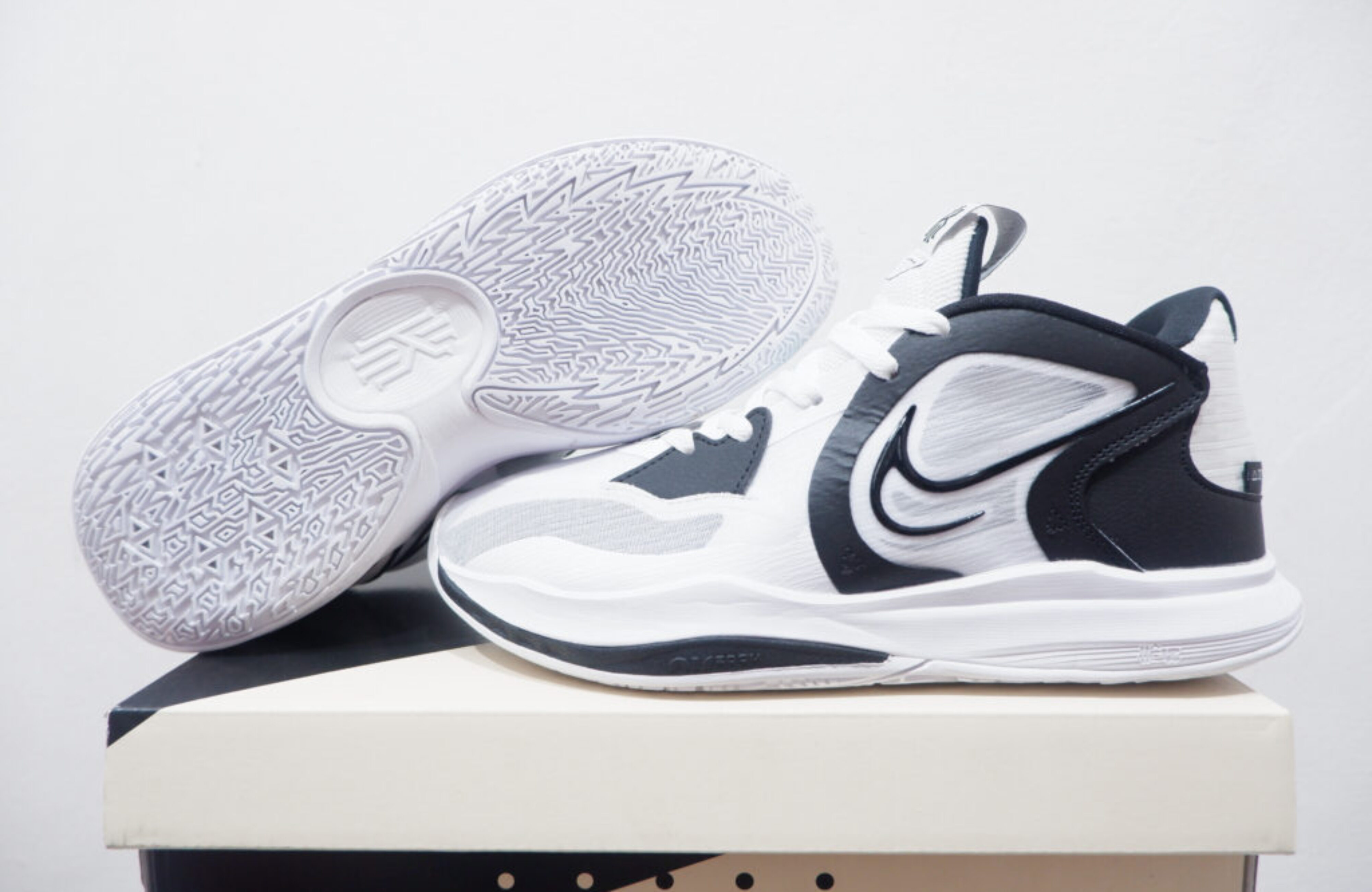NIKE KYRIE LOW 5 OREO