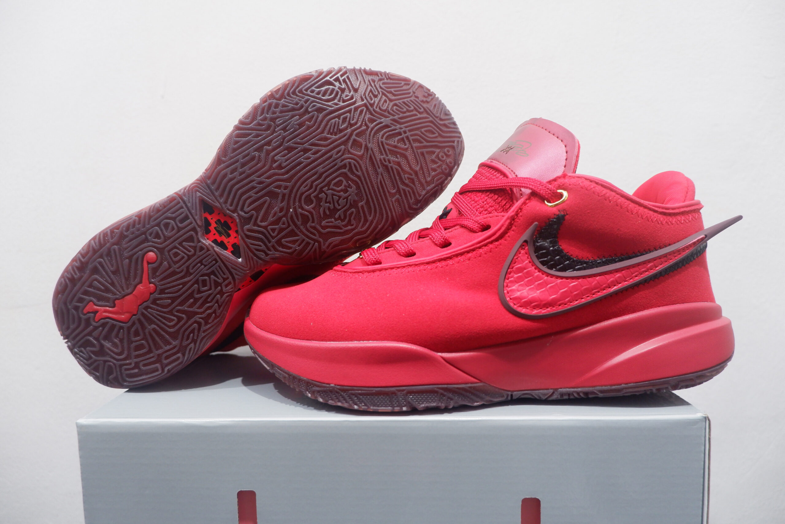 NIKE LEBRON 20 LOW LIVERPOOL SIZE 36-39