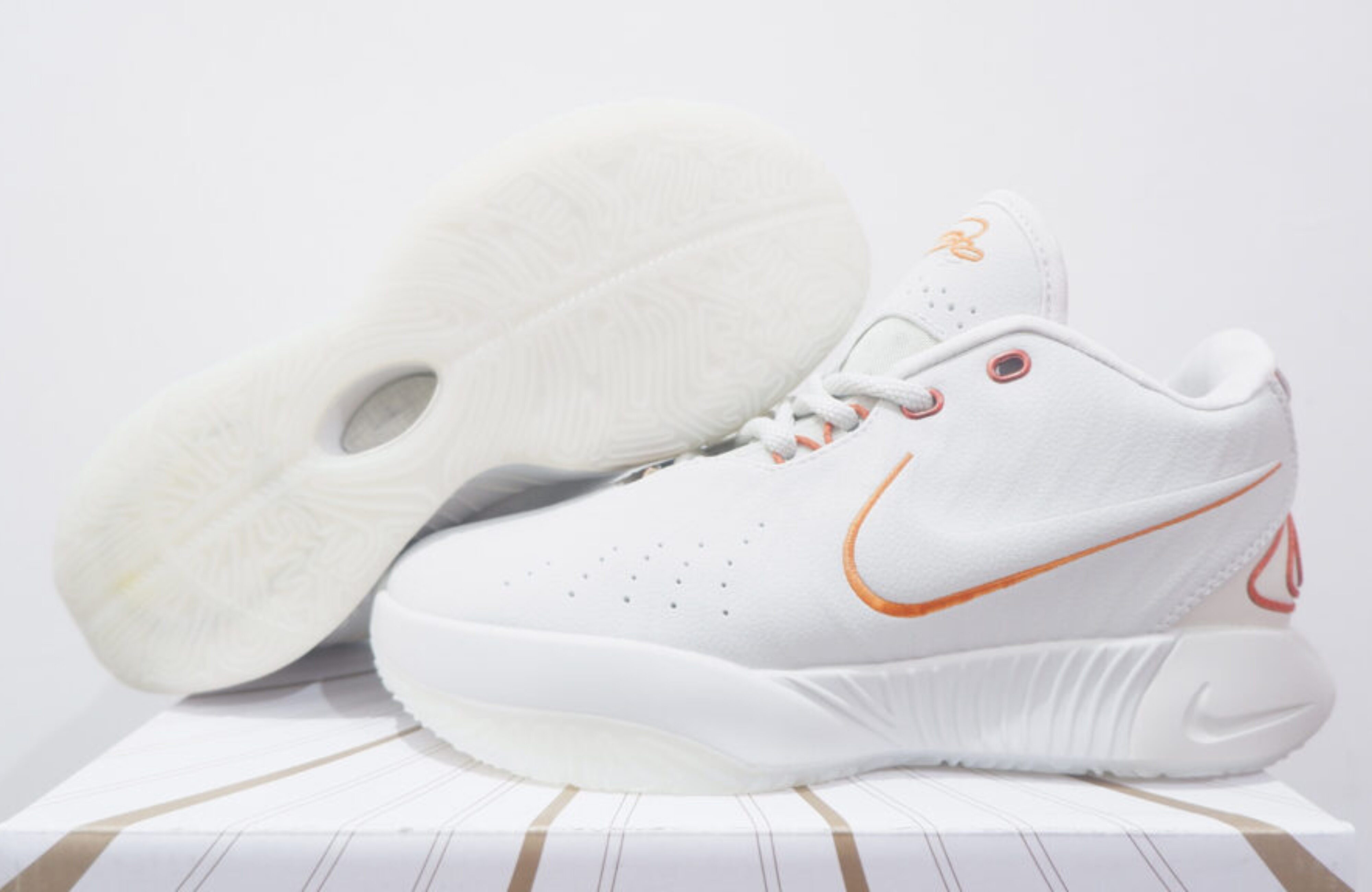NIKE LEBRON 21 LOW AKOYA SIZE 36-39