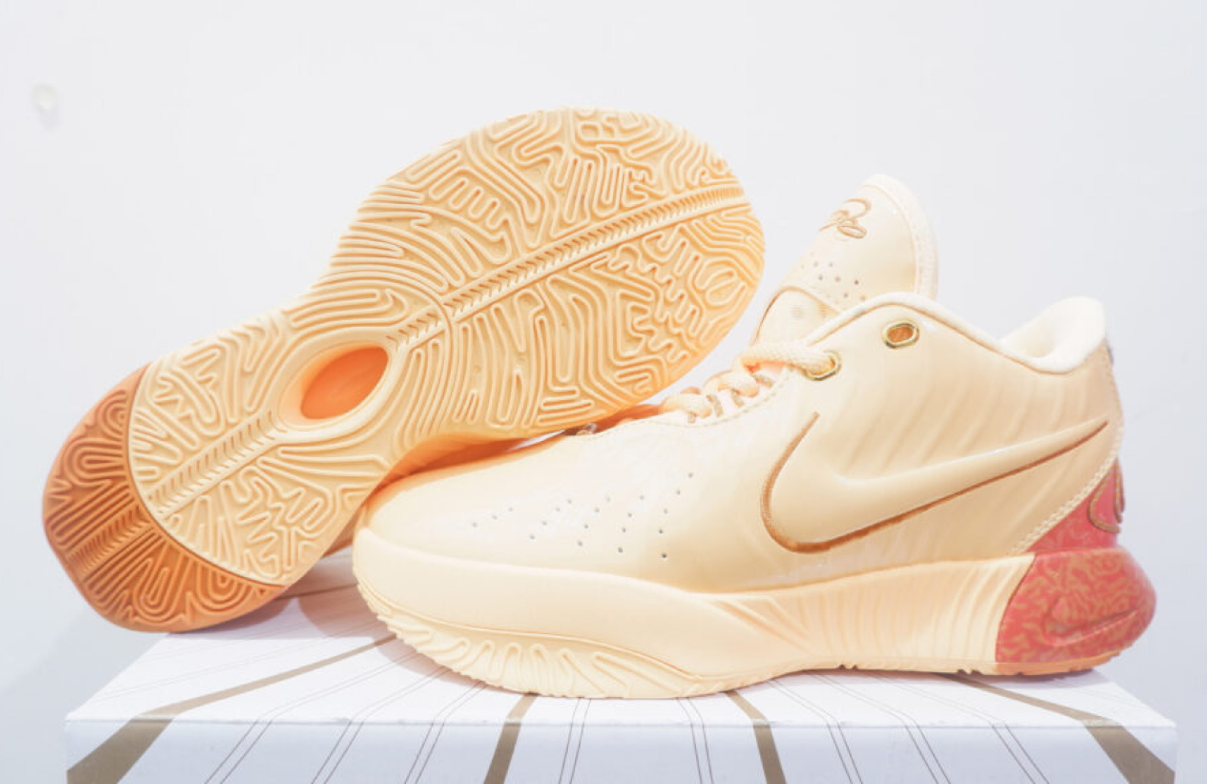 NIKE LEBRON 21 LOW DRAGON PEARL SIZE 36-39