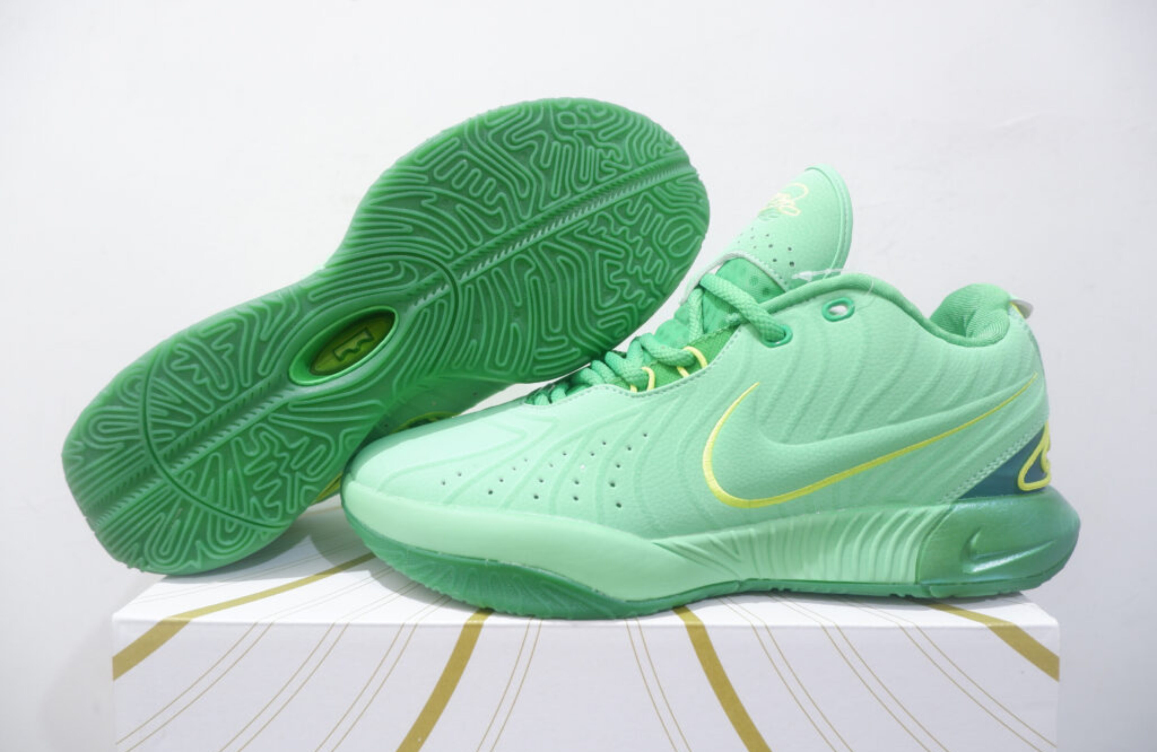 NIKE LEBRON 21 LOW MINT GREEN