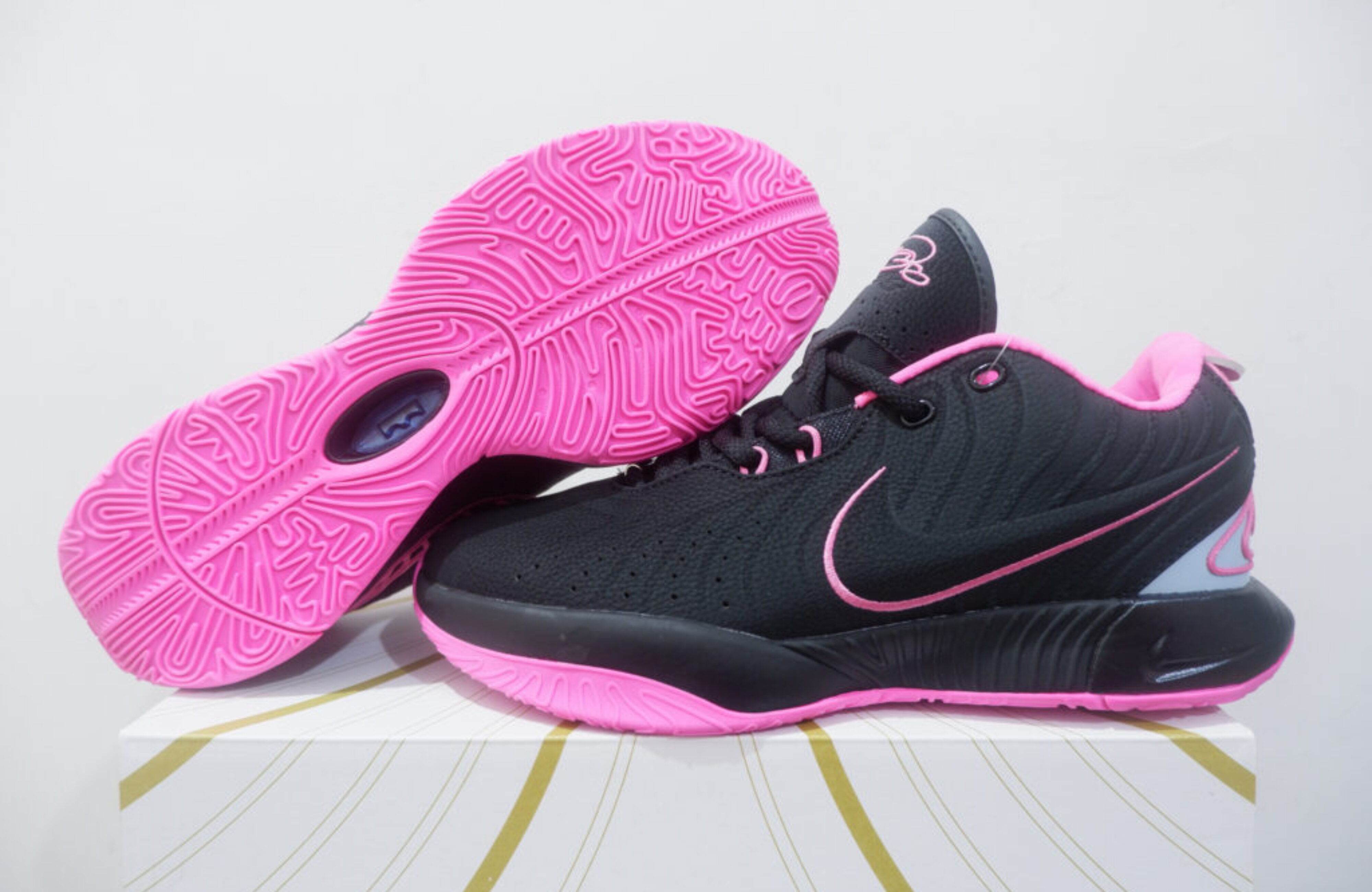 NIKE LEBRON 21 LOW PINK GLOW