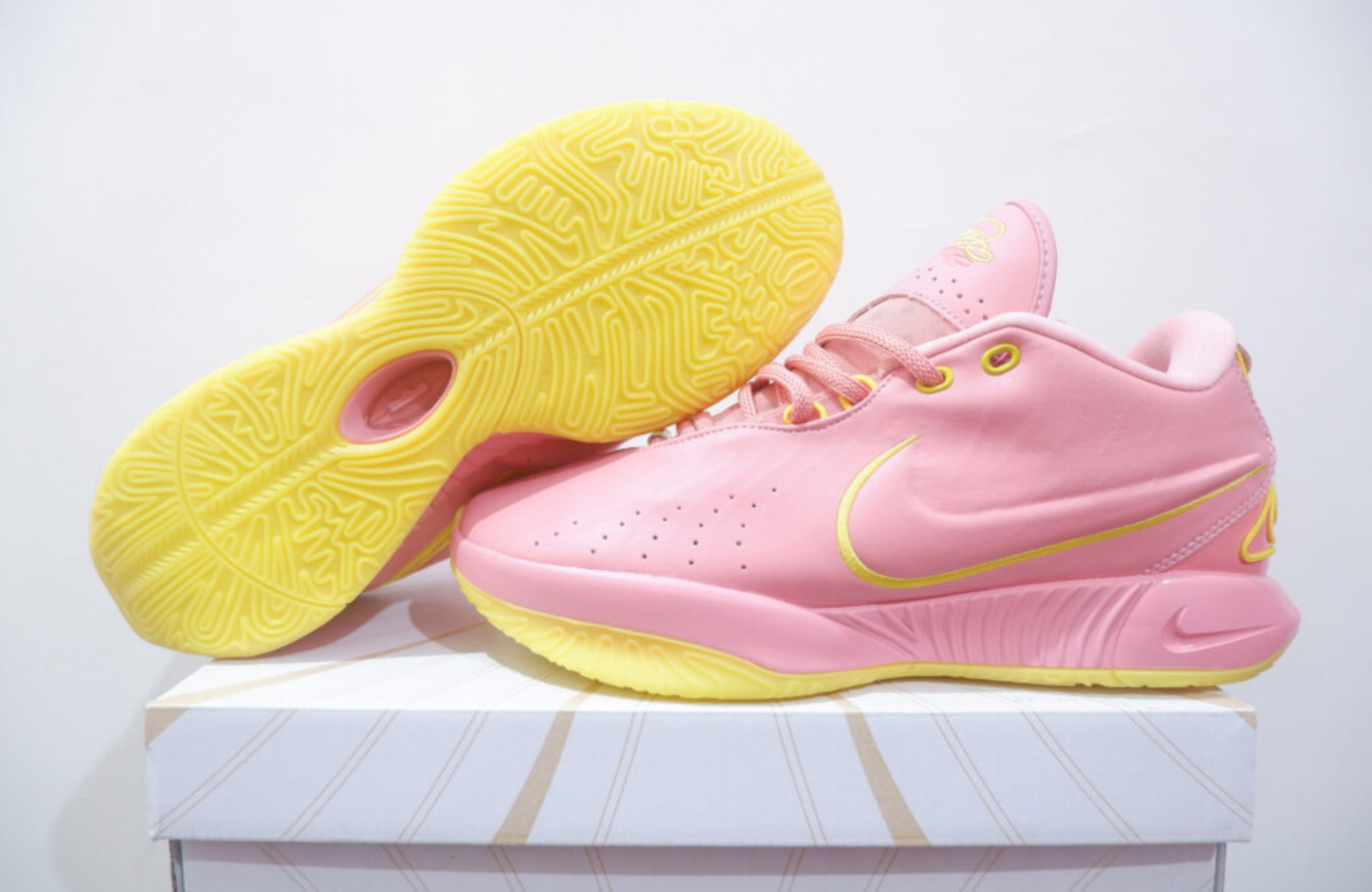 NIKE LEBRON 21 LOW PINK LEMONADE