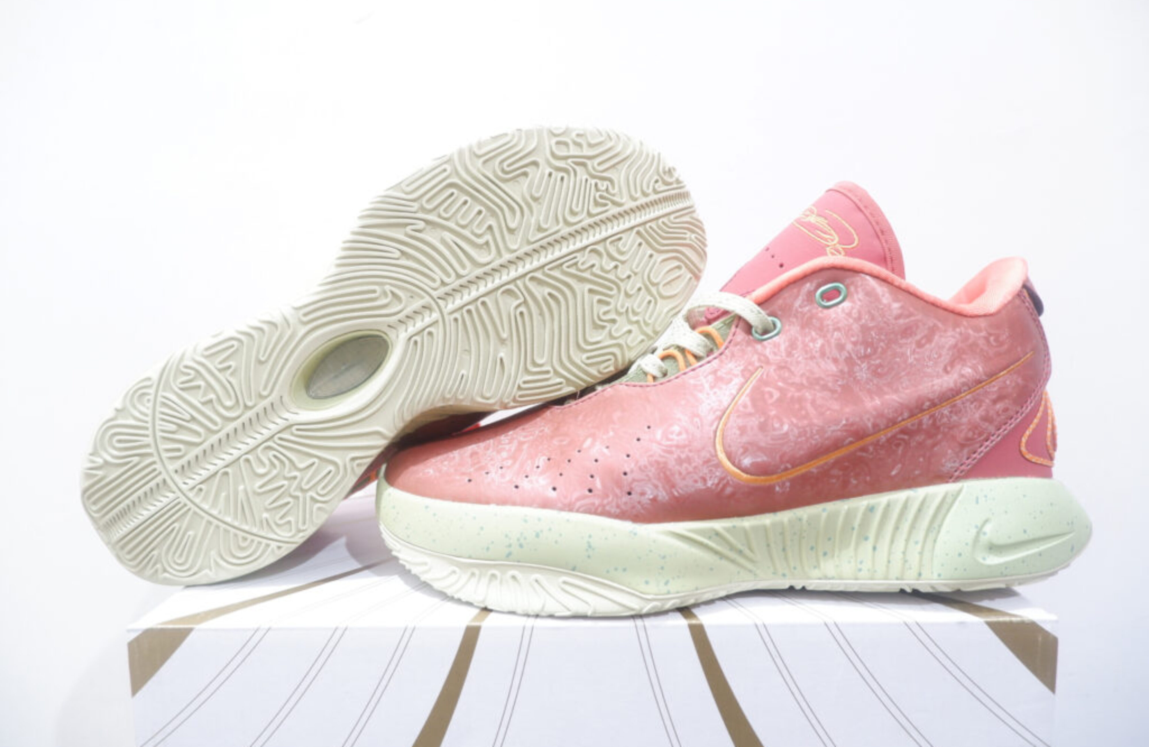 NIKE LEBRON 21 LOW QUEEN CONCH