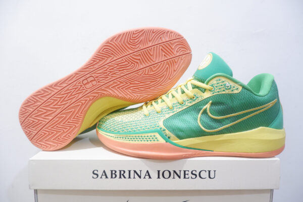 NIKE SABRINA 1 LOW OREGON GUM NIKE SABRINA 1 LOW OREGON GUM