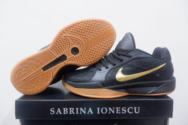 NIKE SABRINA 2 LOW BLACK GUM