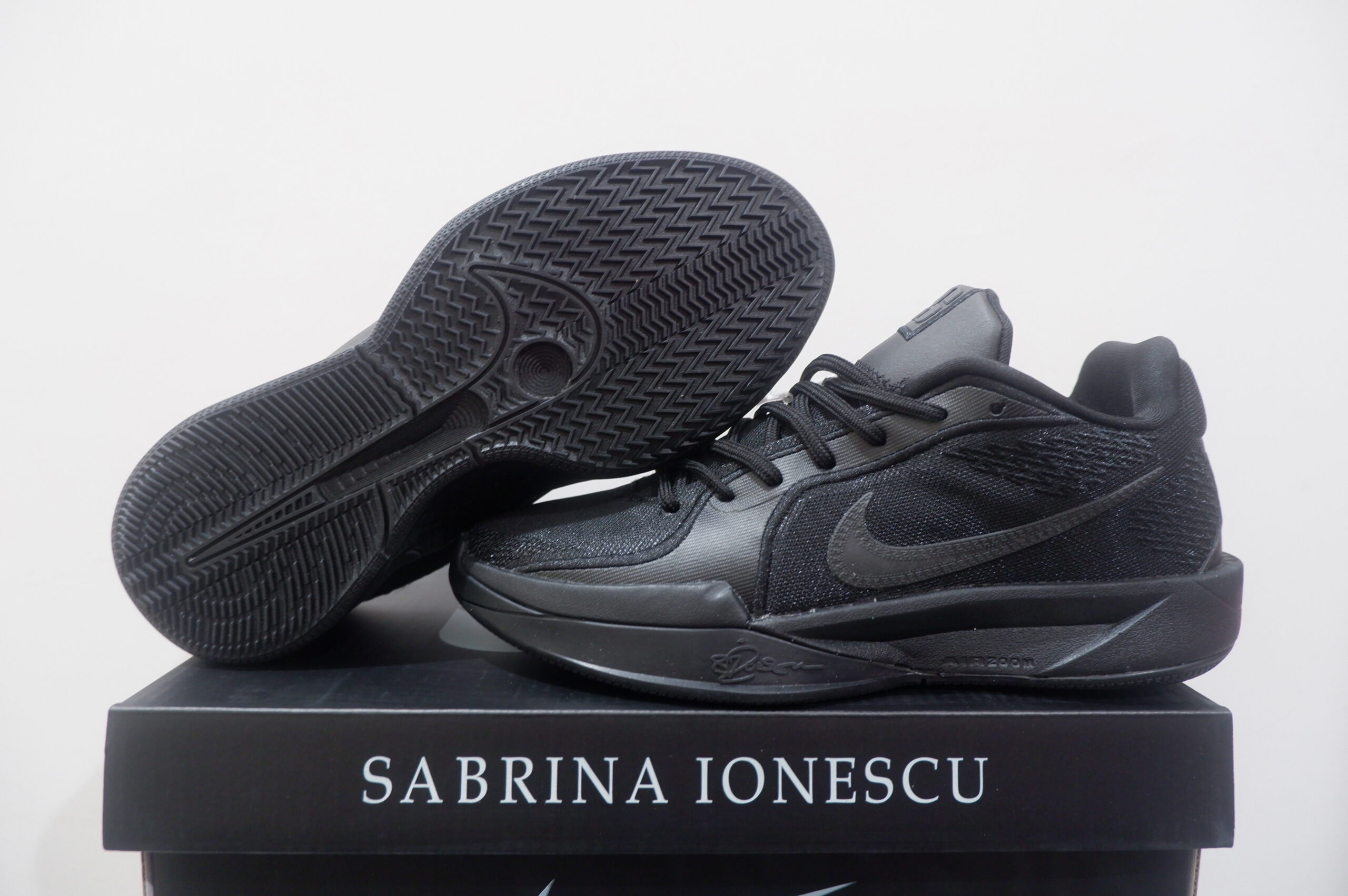 NIKE SABRINA 2 LOW BLACKOUT SIZE 36-39