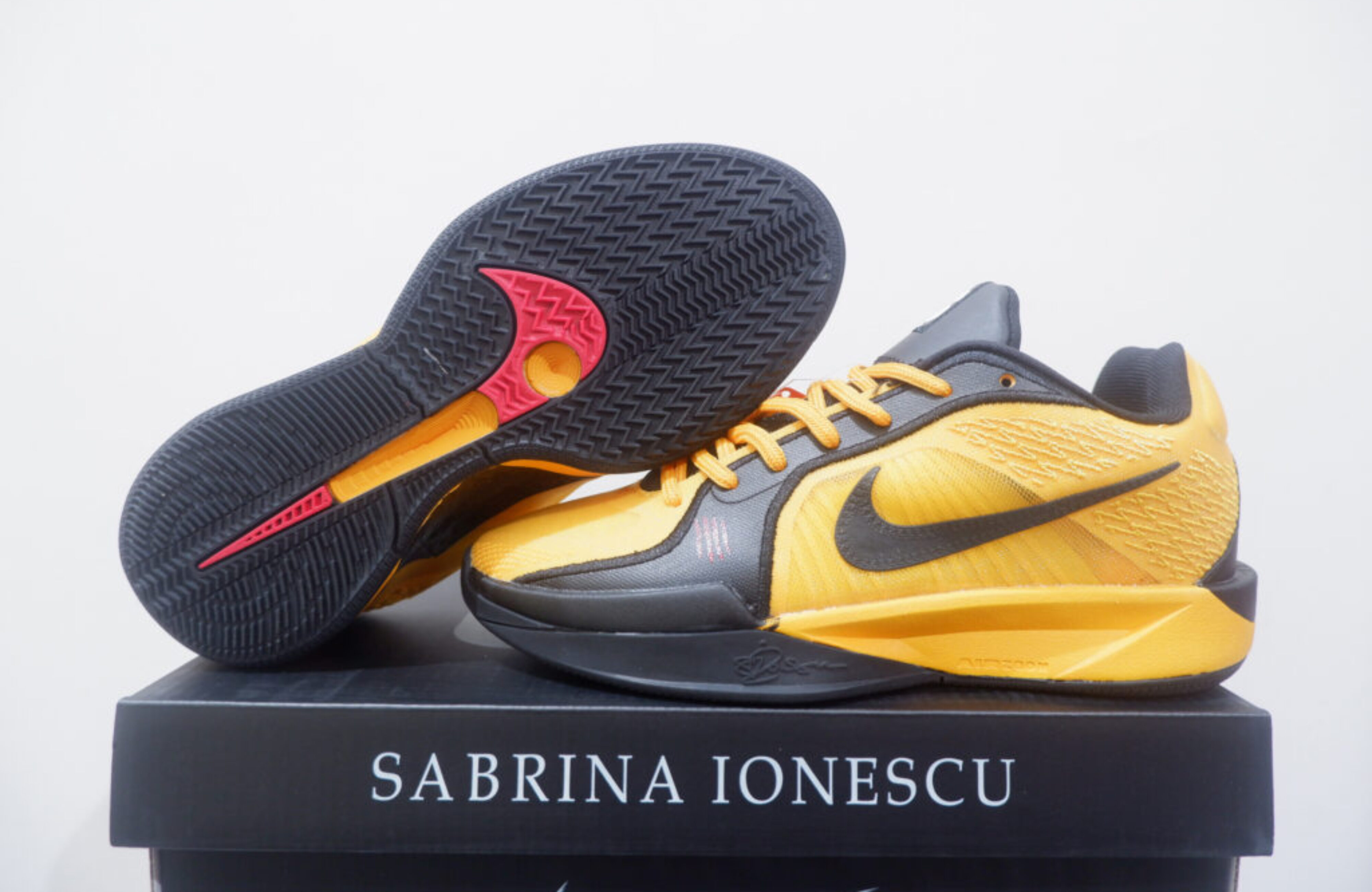 NIKE SABRINA 2 LOW BRUCE LEE SIZE 36-39