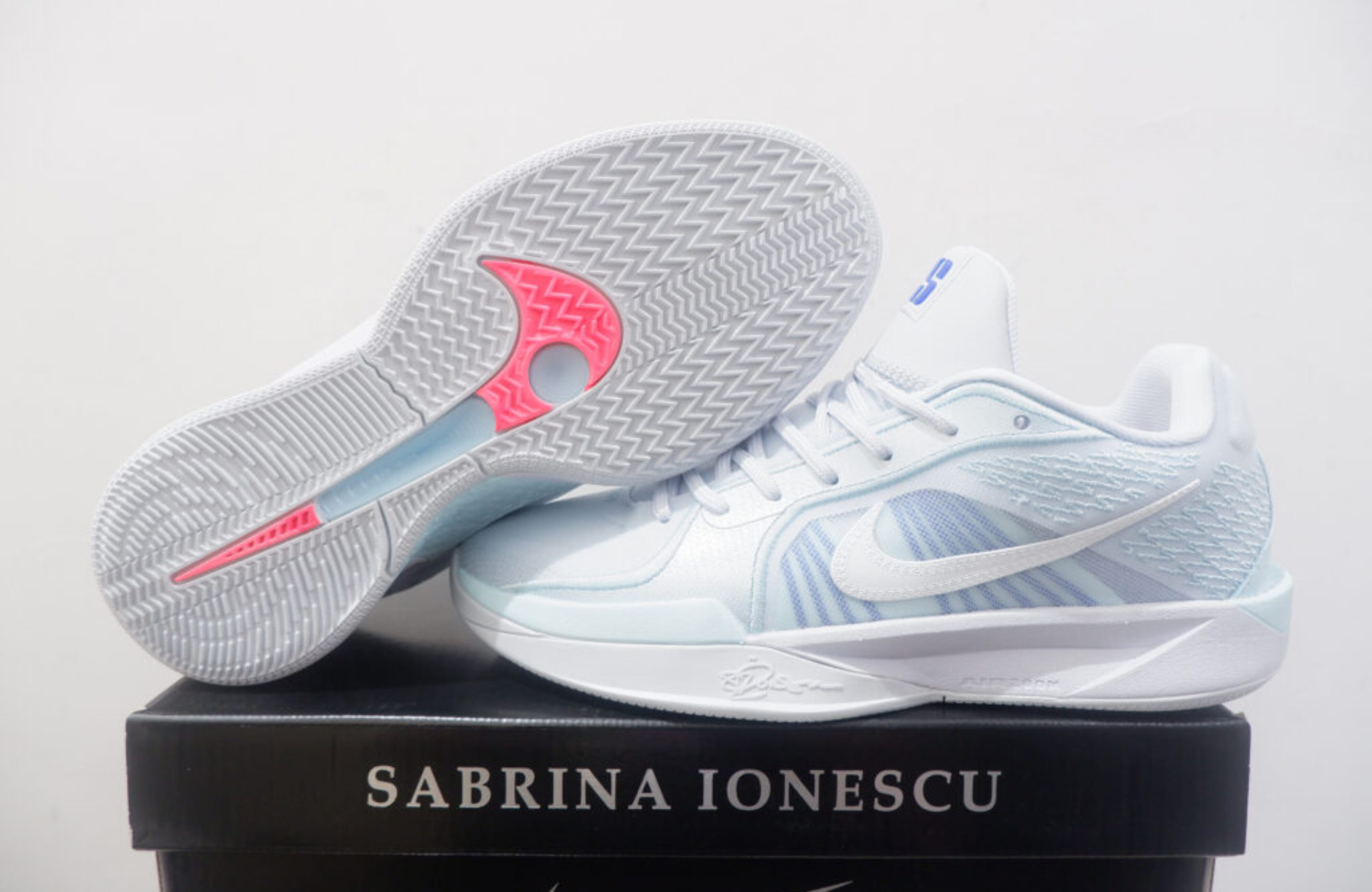 NIKE SABRINA 2 LOW CONDUCTOR