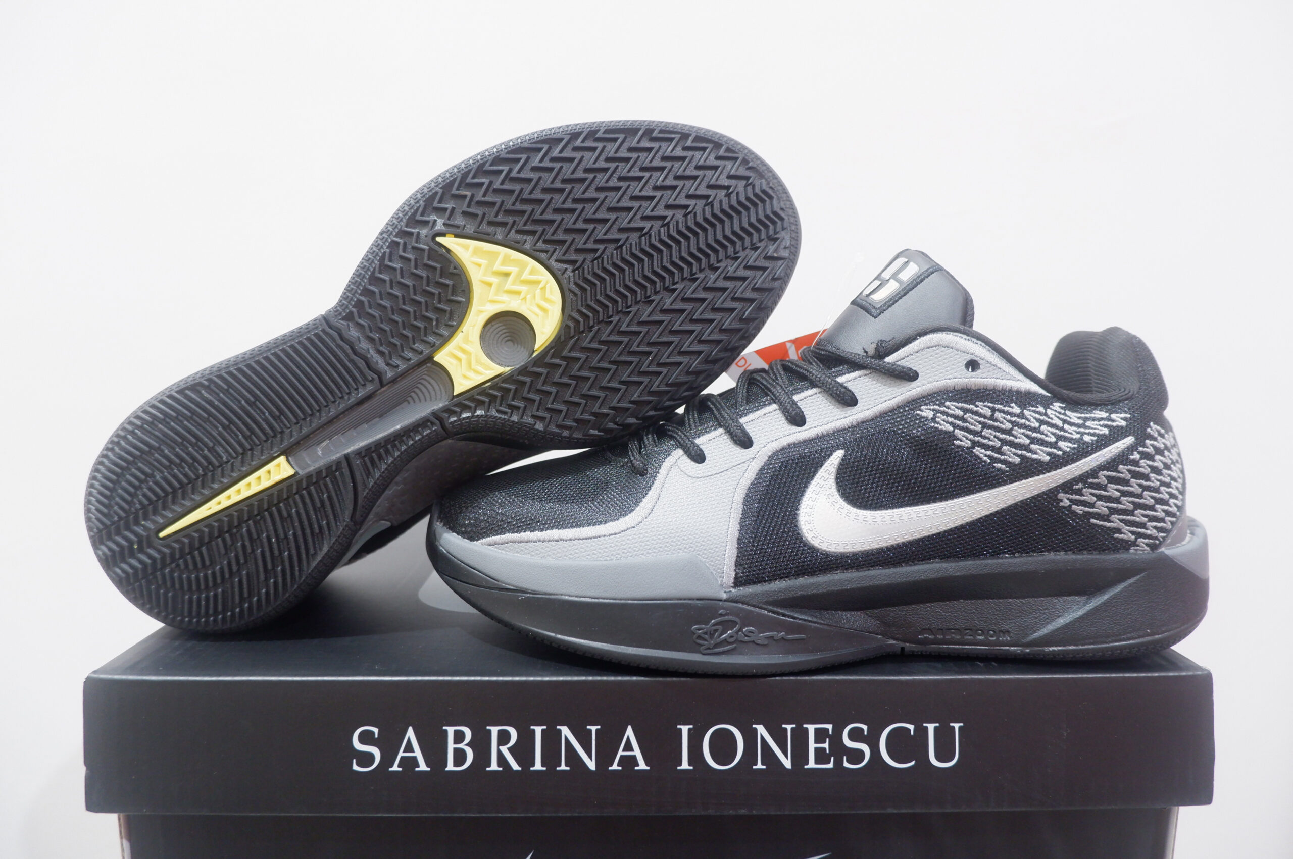 NIKE SABRINA 2 LOW MIRRORED SIZE 36-39