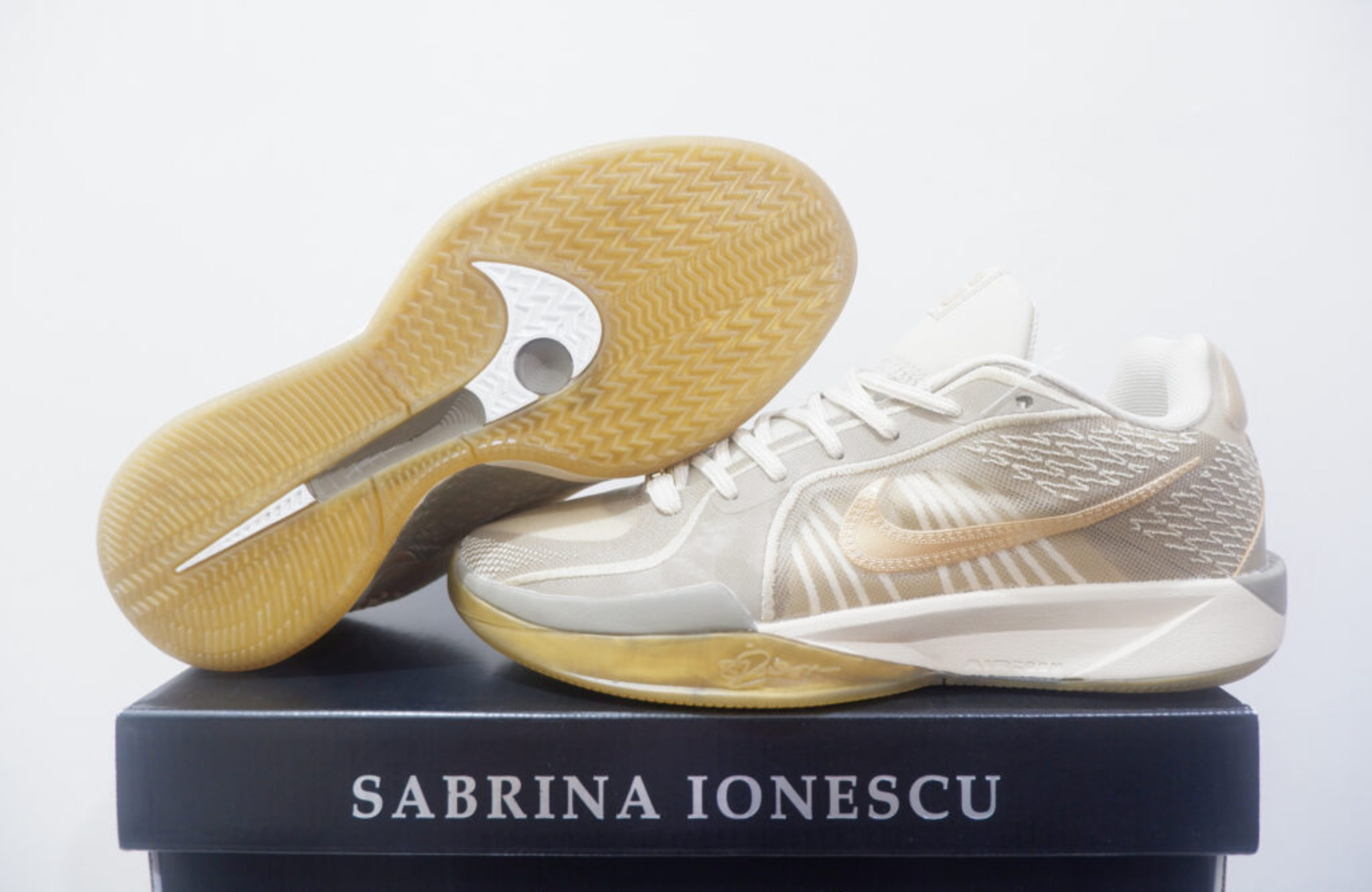 NIKE SABRINA 2 LOW STRONGER THAN GOLD SIZE 36-39