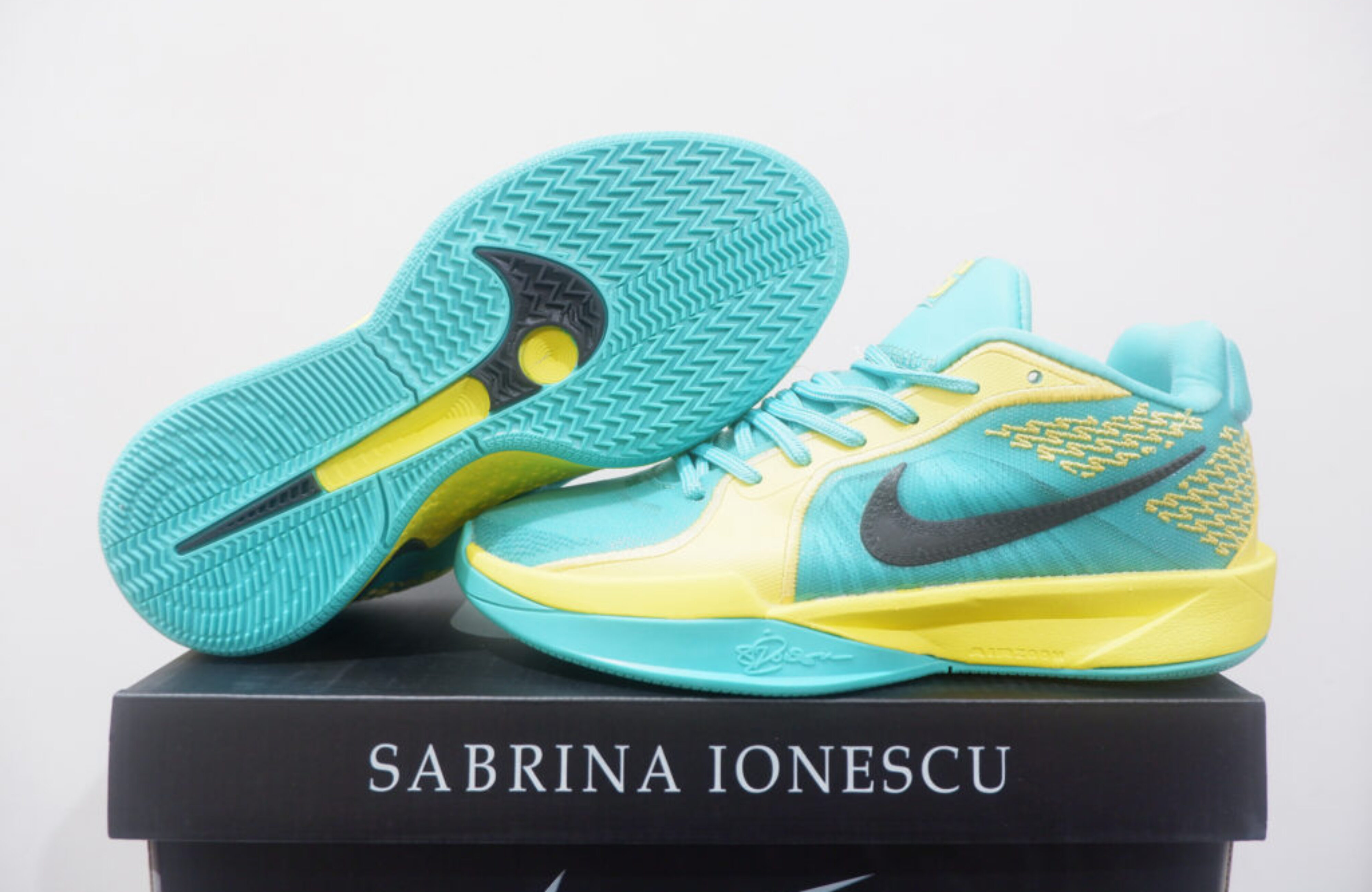 NIKE SABRINA 2 LOW THE DEBUT SIZE 36-39