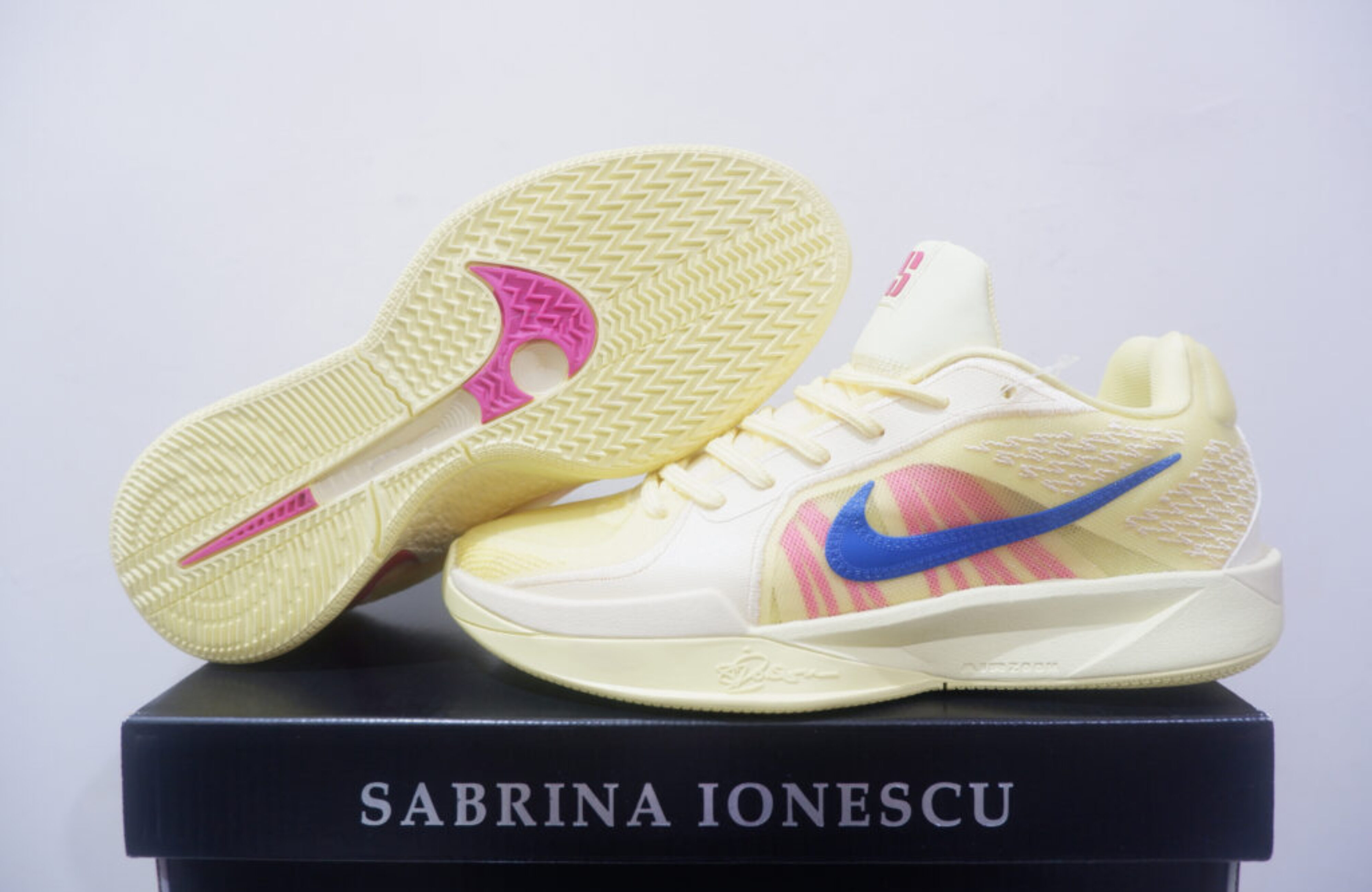 NIKE SABRINA 2 LOW TRUST