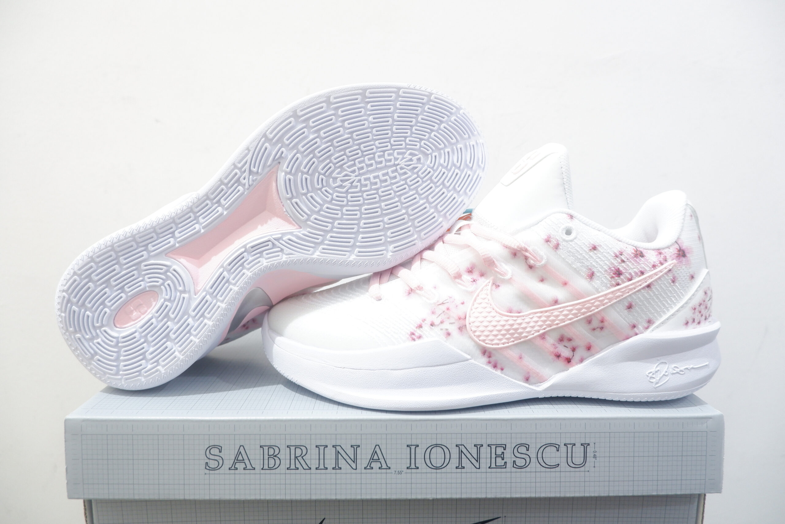 NIKE SABRINA 3 LOW BLOSSOM SIZE 36-39