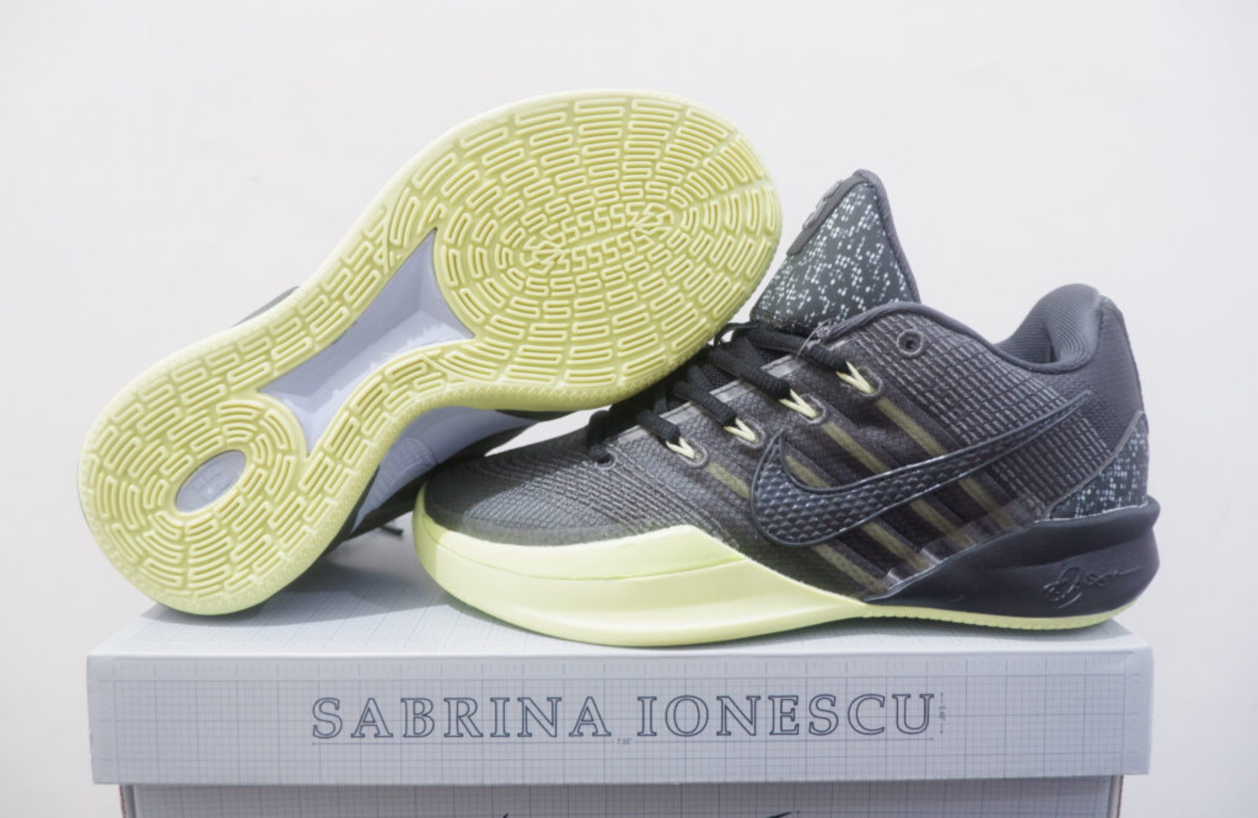 NIKE SABRINA 3 LOW CLAY GREEN SIZE 36-39