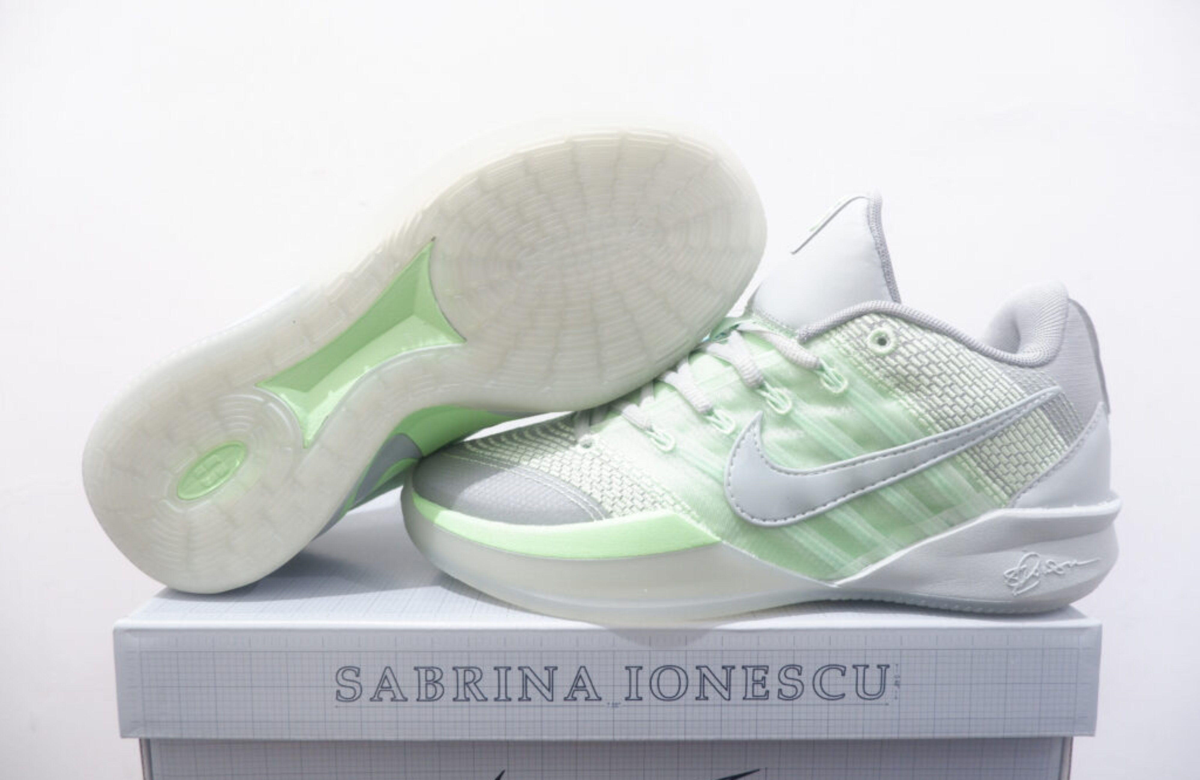 NIKE SABRINA 3 LOW SMOKE GREY