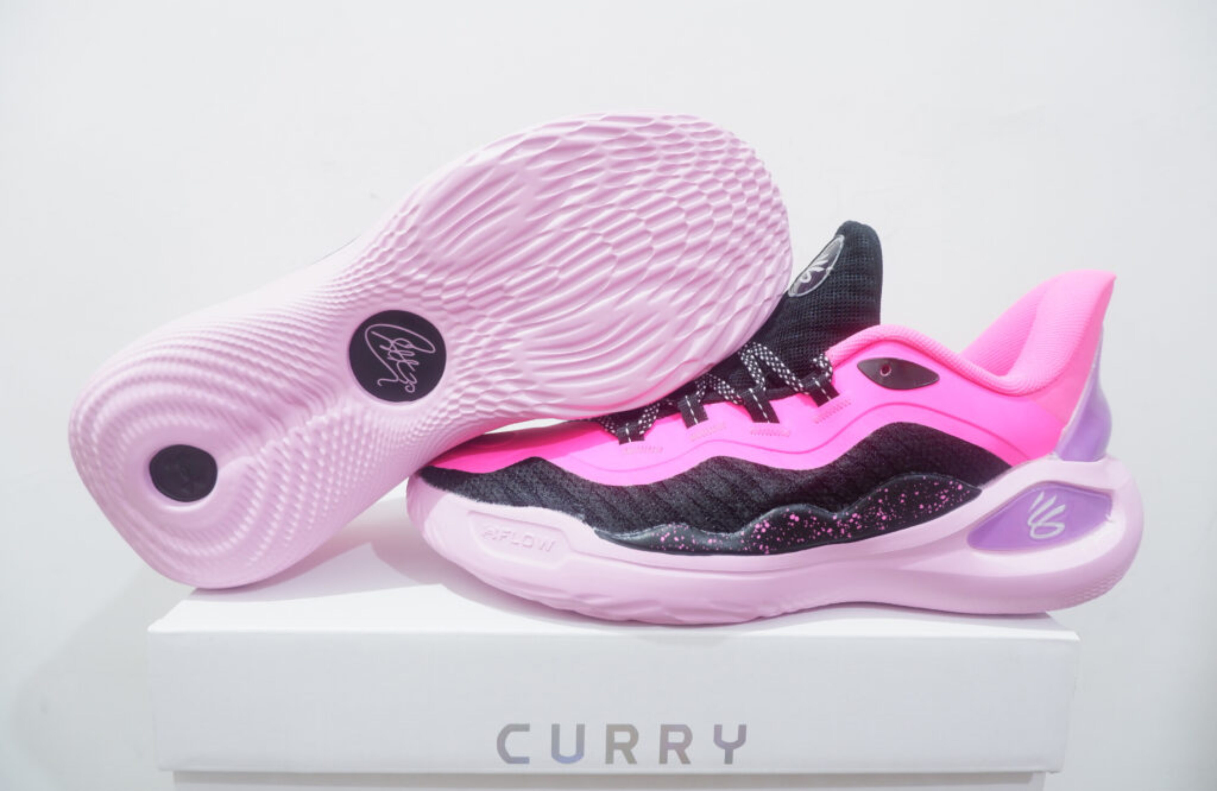 UA CURRY FLOW 11 LOW GIRL DAD