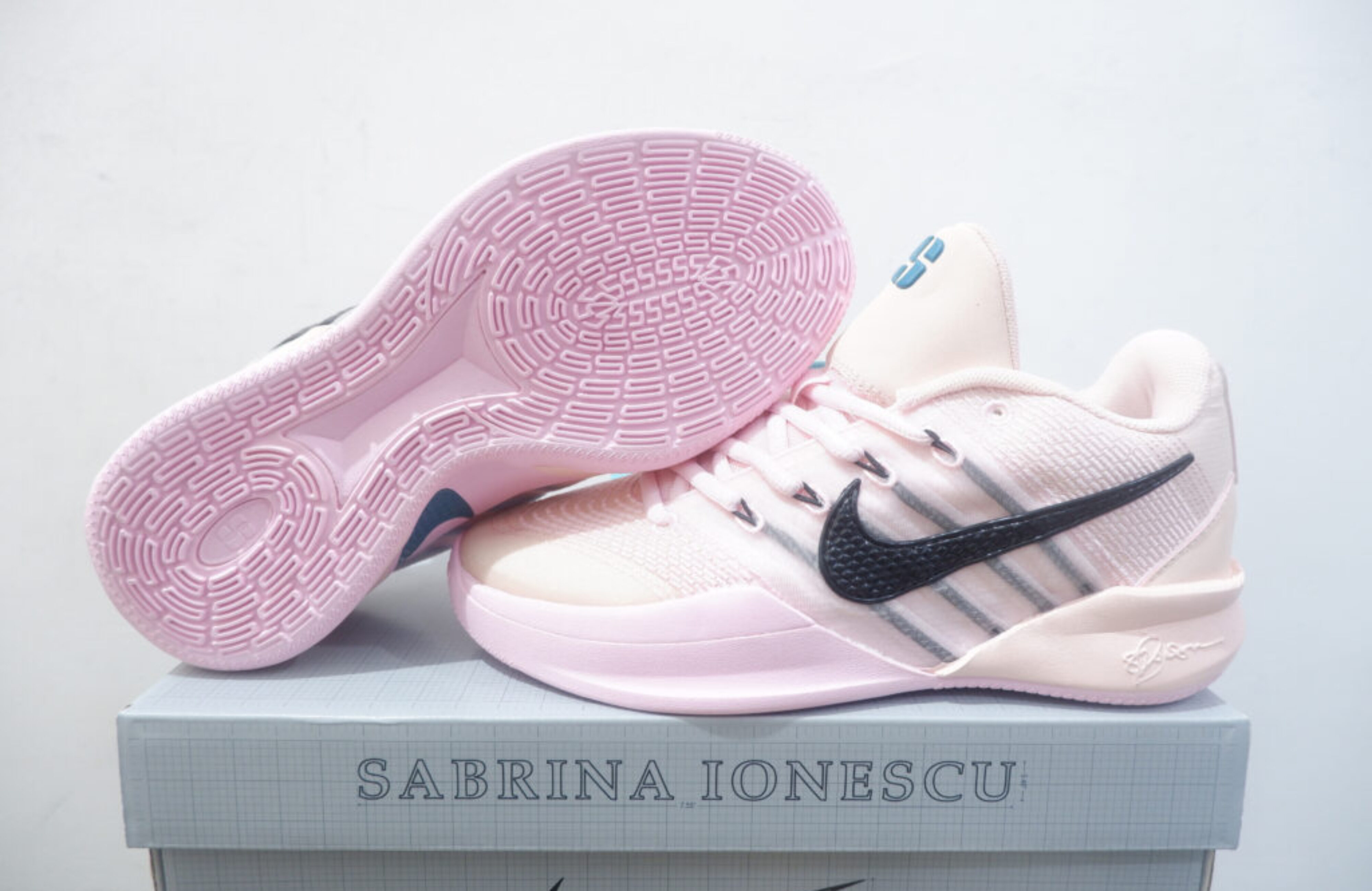 NIKE SABRINA 3 LOW TWIN SIZE 36-39